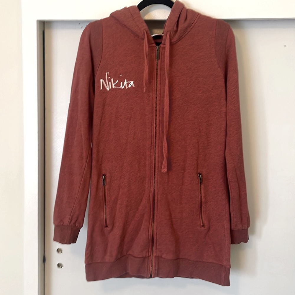 Nikita Fitzroy Hoodie provides warmth and protection your bum for snowboarding